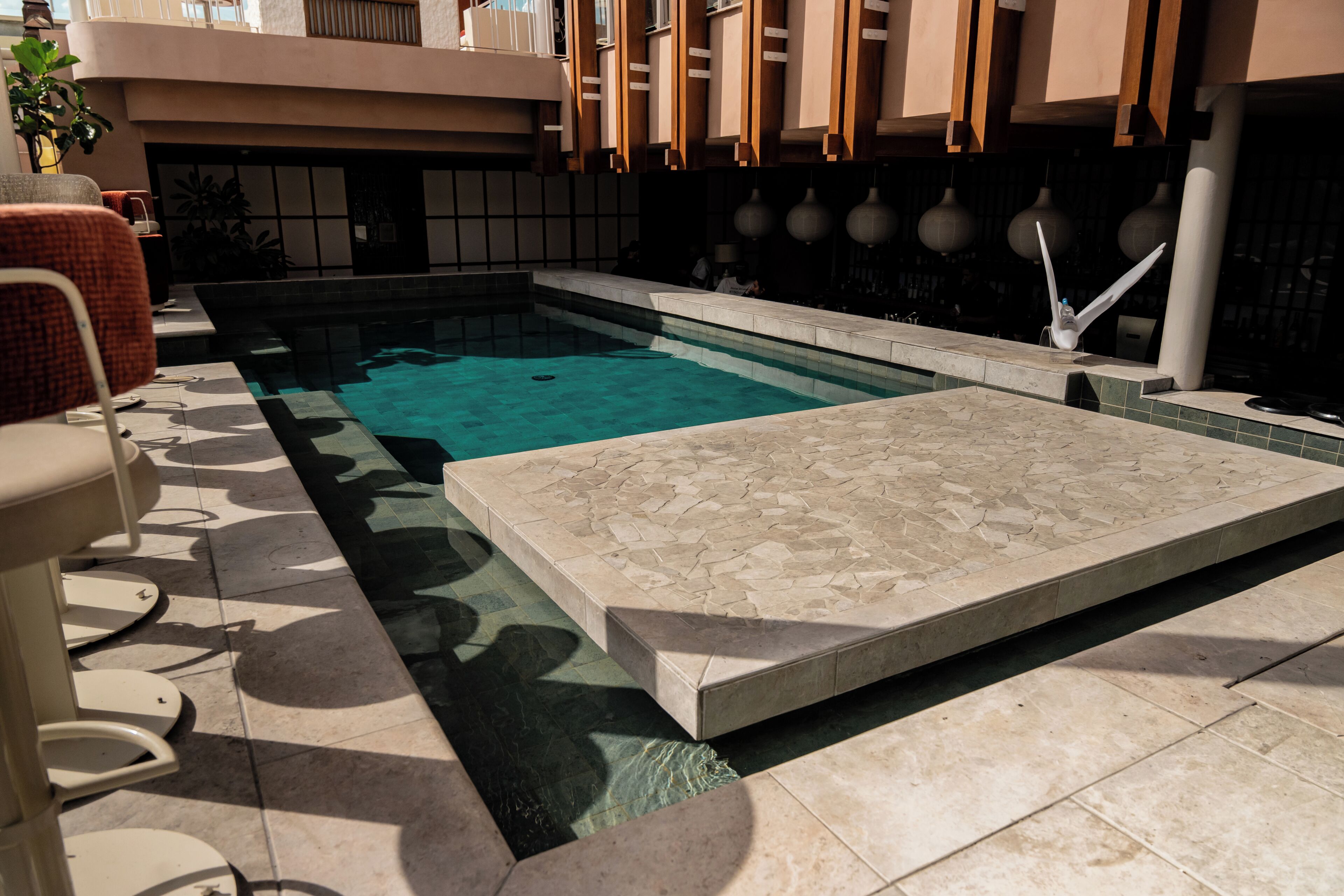 Una piscina al aire libre