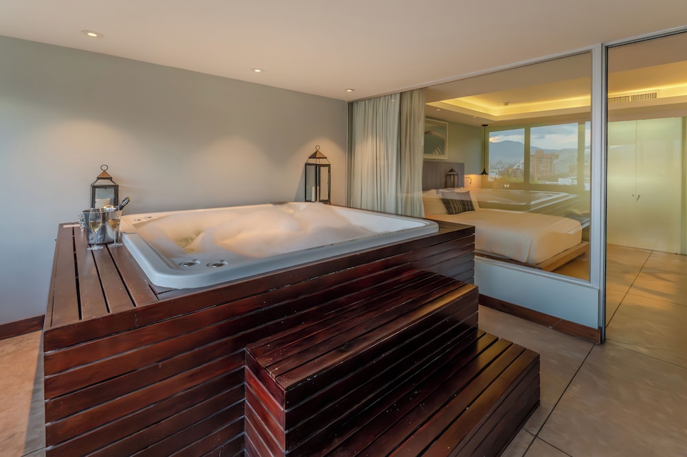 The Charlee Hotel by null