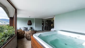 Suite, 1 trÚs grand lit, baignoire à jets | Bain à remous privé