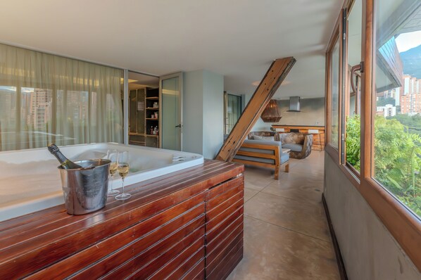 Exclusive Room | Living area | 42-inch plasma TV with satellite channels, TV, iPod dock - The Charlee Hotel (Medellín)