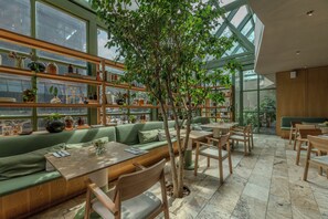 2 restaurantes, é servido café da manhã