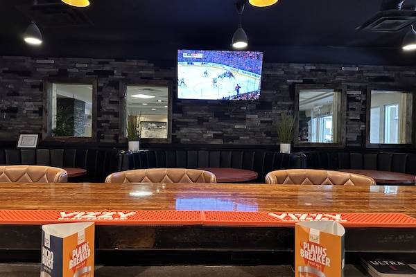 Serves dinner and happy hour