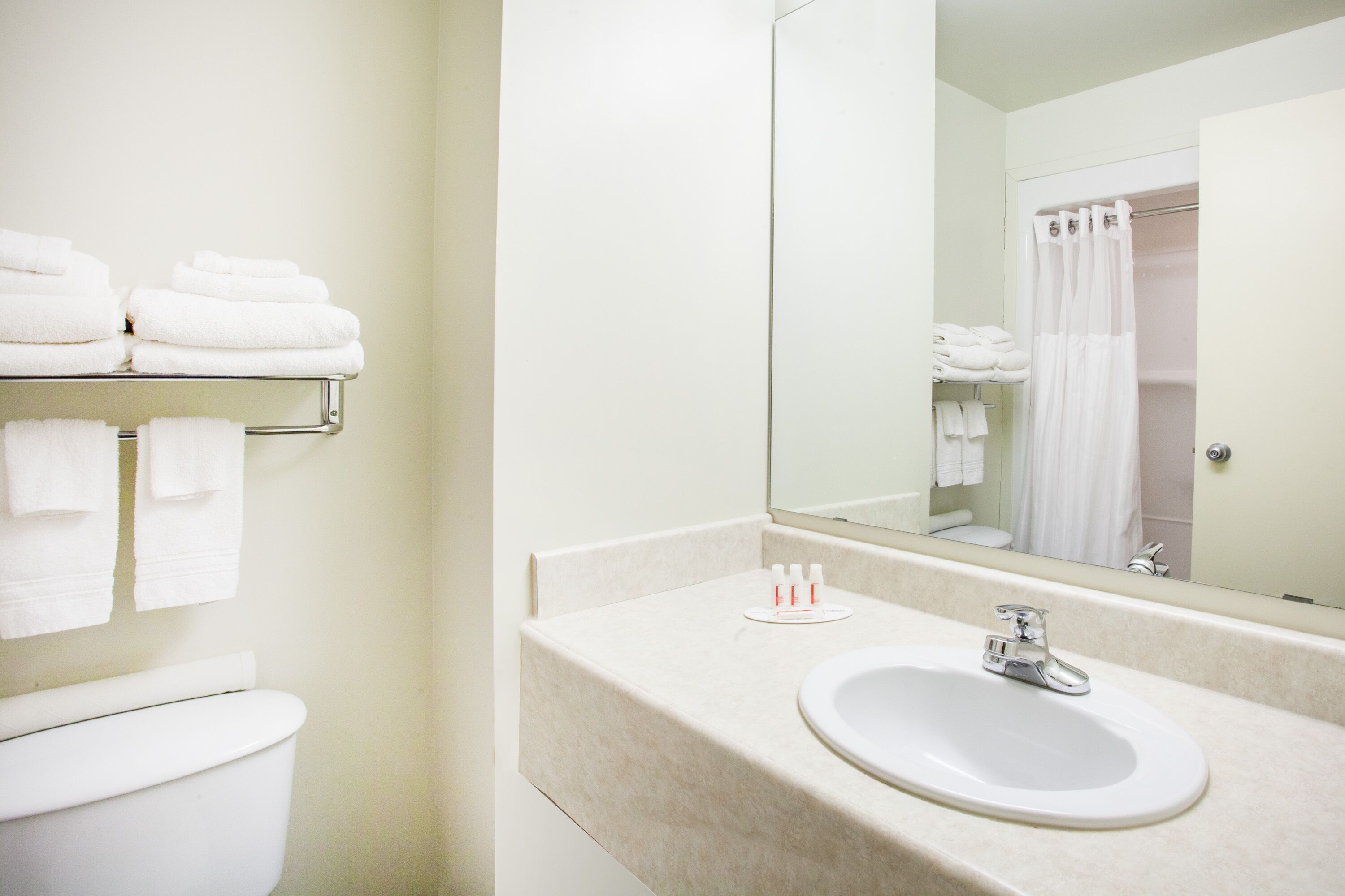 rainfall showerhead, free toiletries, hair dryer, towels