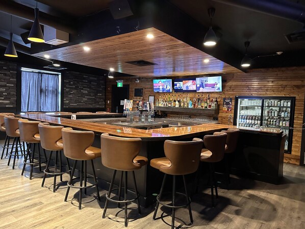 Serves dinner and happy hour - Ramada by Wyndham Estevan (Estevan)