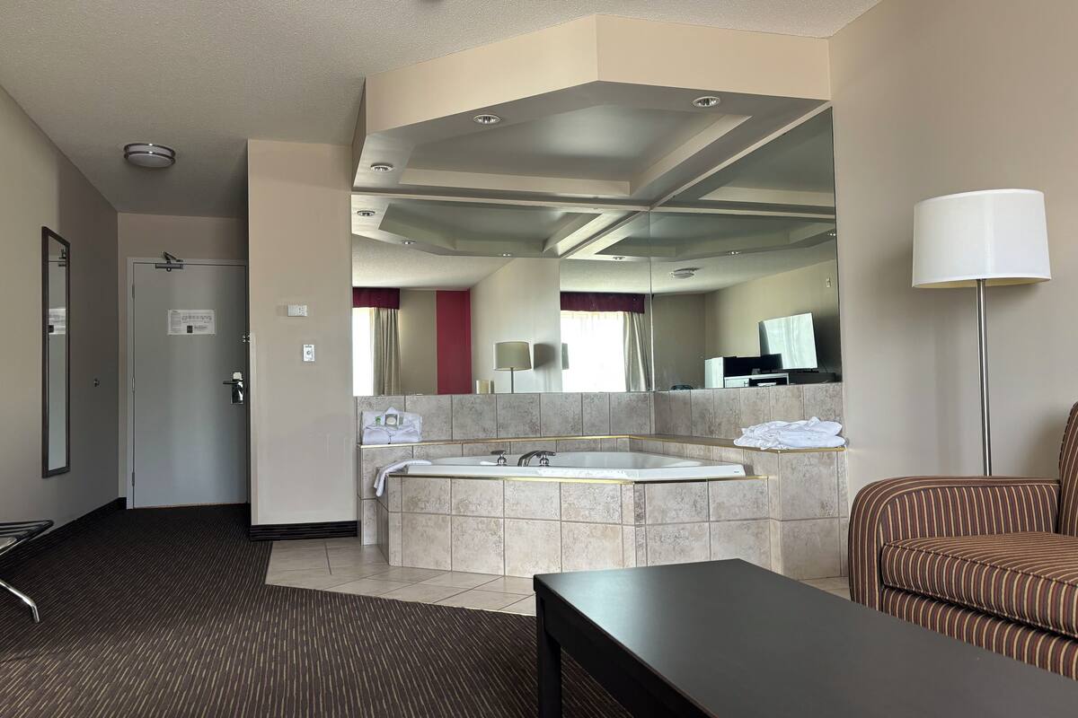 deluxe suite, 1 bedroom, non smoking (1 king bed) | premium bedding, down duvets, pillow-top beds, blackout curtains