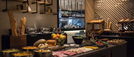 Petit déjeuner buffet (21 EUR par personne)