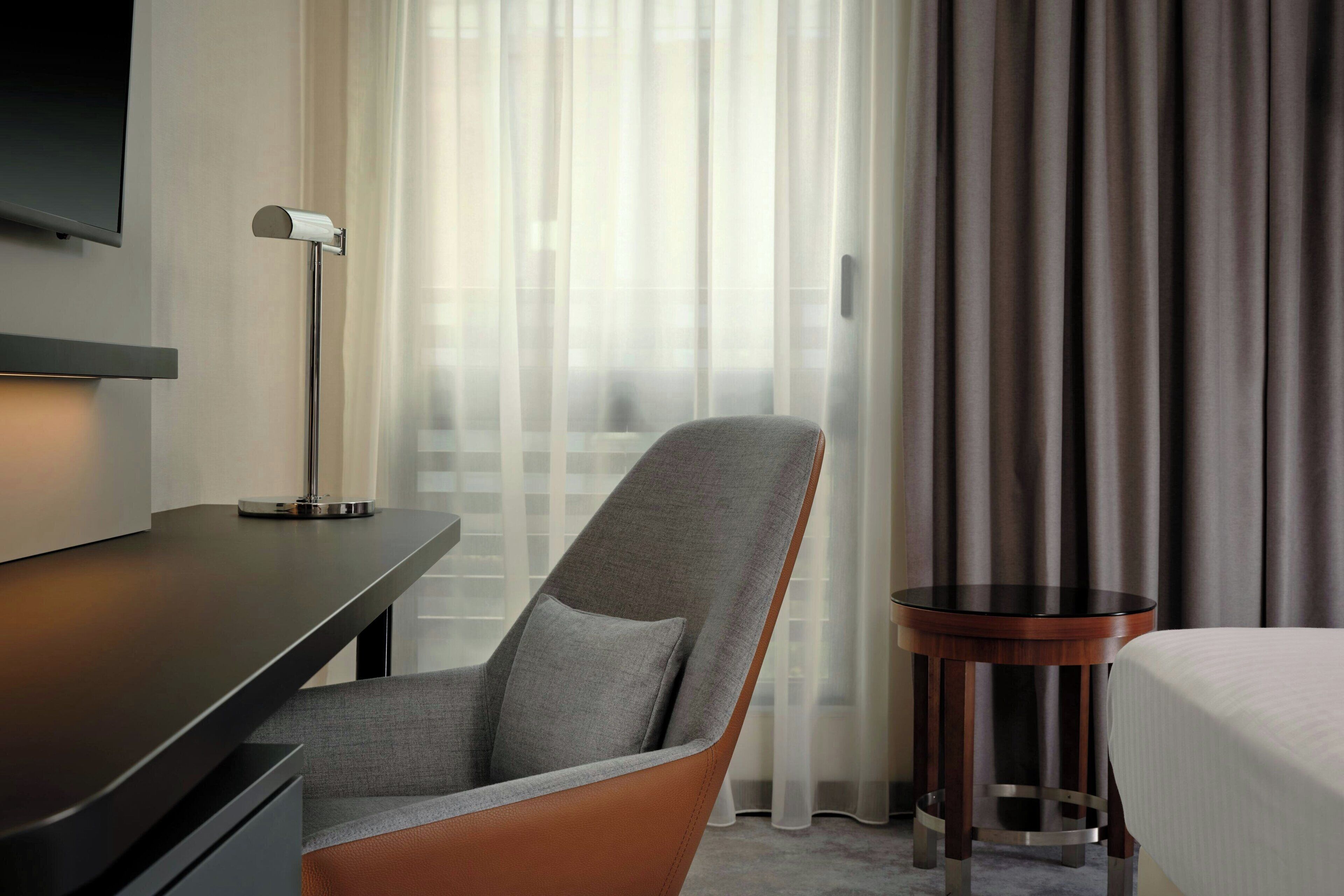 deluxe room, 1 king bed, non smoking | premium bedding, in-room safe, desk, blackout curtains