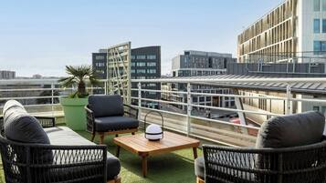 Phòng Superior, 1 giường cỡ king, hiên | Bộ đồ giường cao cấp, két bảo mật tại phòng, bàn, màn/rèm cản sáng