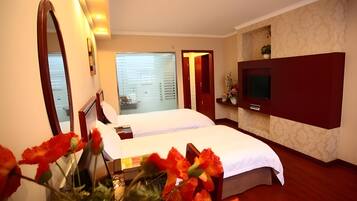 Bàn, màn/rèm cản sáng, giường gấp/giường phụ (phụ phí)