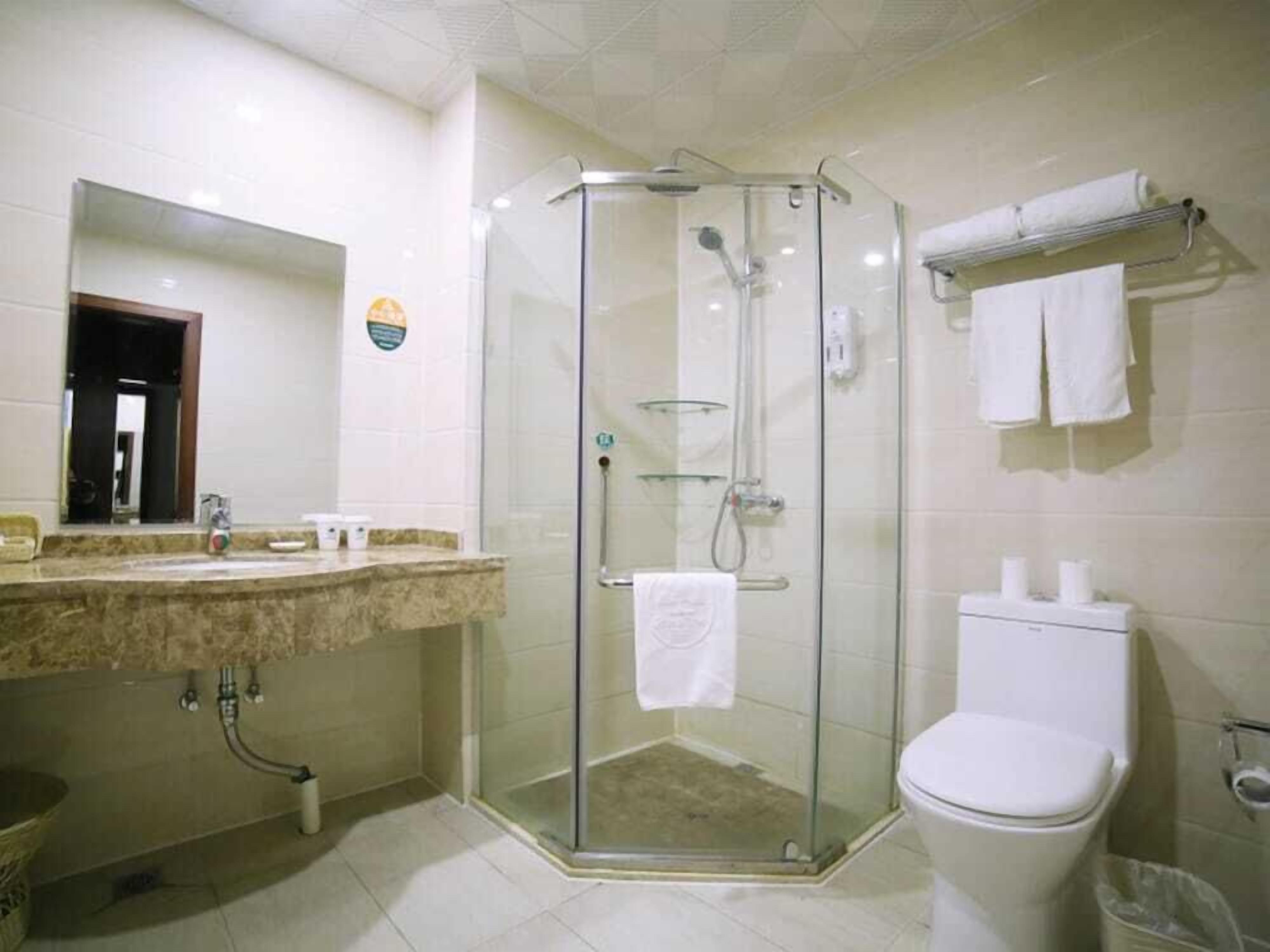 Combined shower/tub, free toiletries, hair dryer, slippers