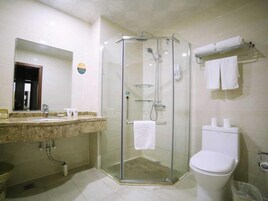 淋浴/盆浴组合、免费洗浴用品、吹风机、拖鞋