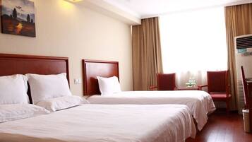 Escriptori, cortines opaques i llits addicionals