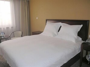 Escritorio, cortinas blackout y tabla de planchar con plancha