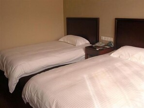 Escritorio, cortinas blackout y tabla de planchar con plancha 