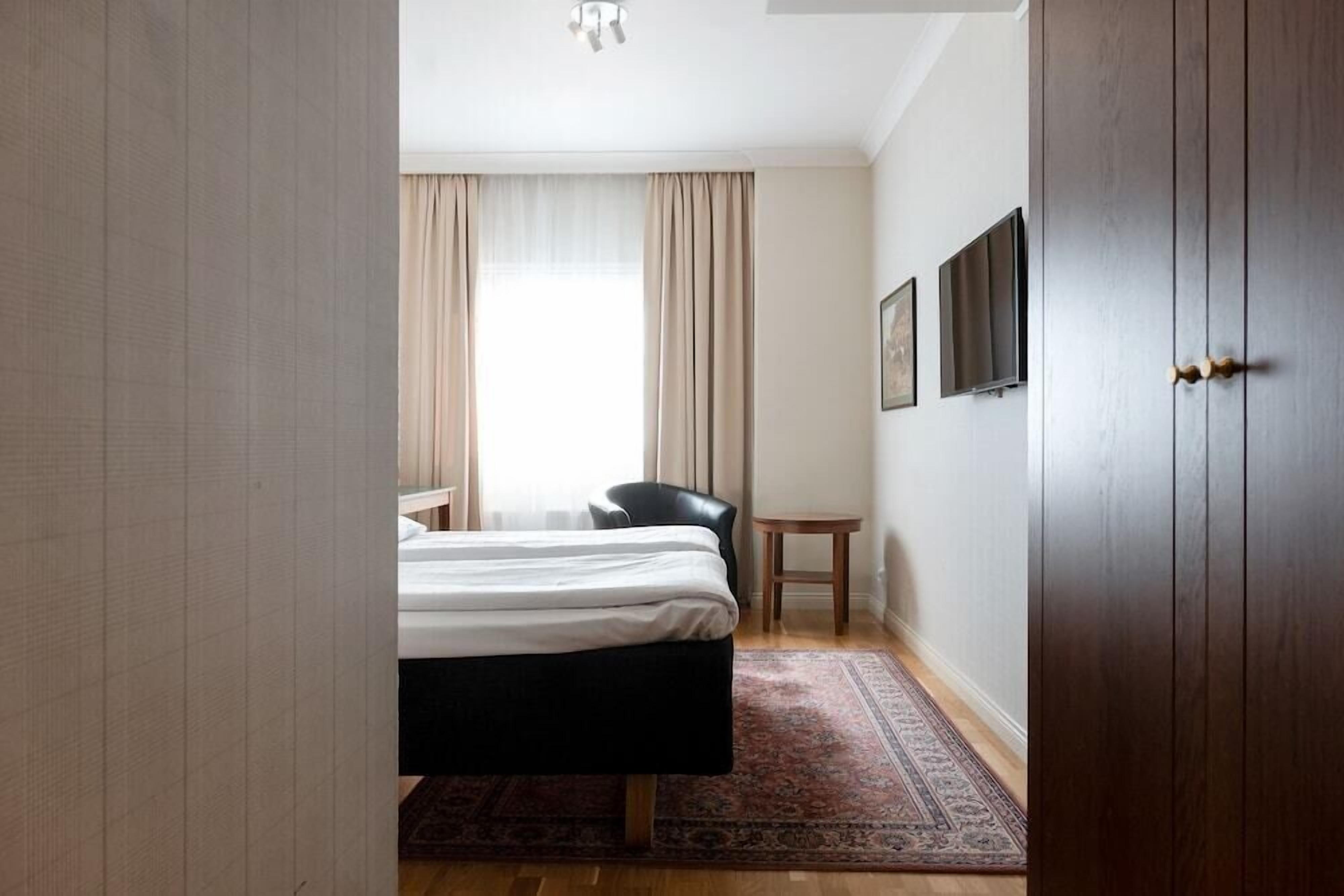 in-room safe, desk, laptop workspace, blackout curtains