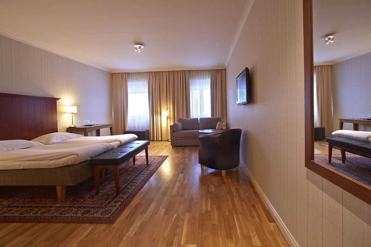 in-room safe, desk, laptop workspace, blackout curtains