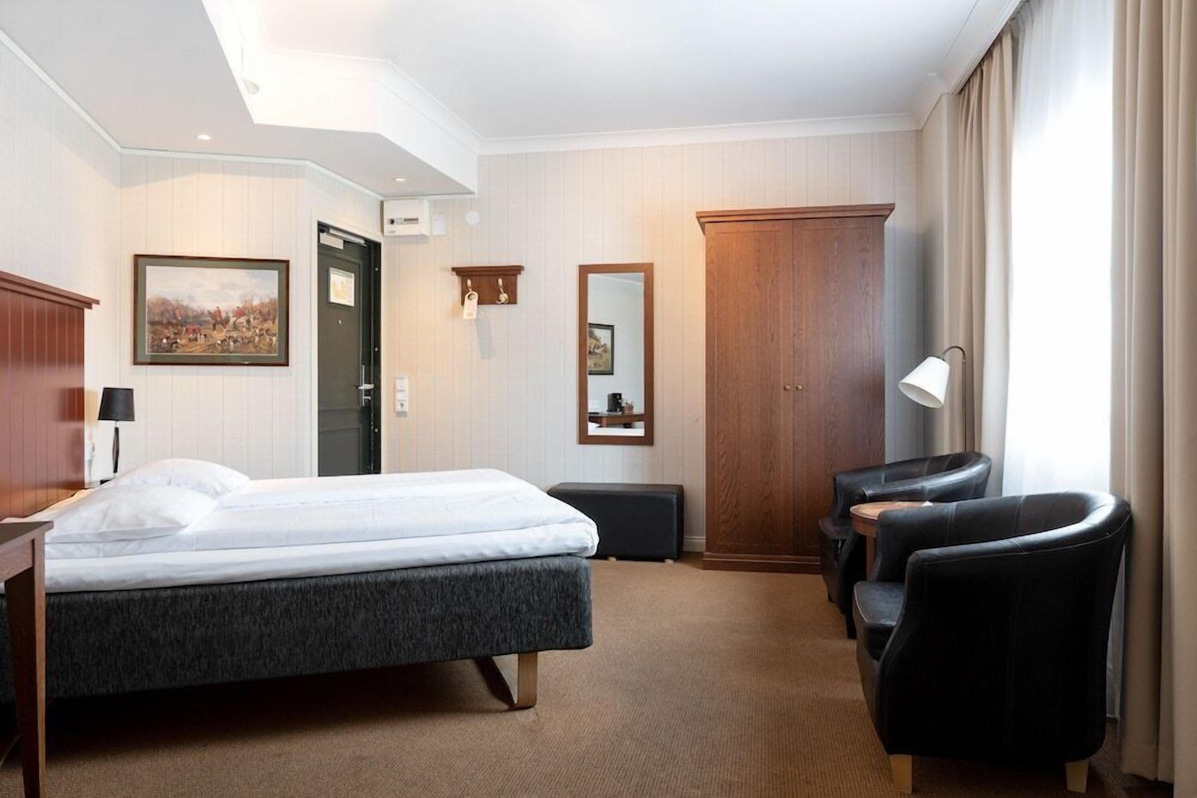 in-room safe, desk, laptop workspace, blackout curtains