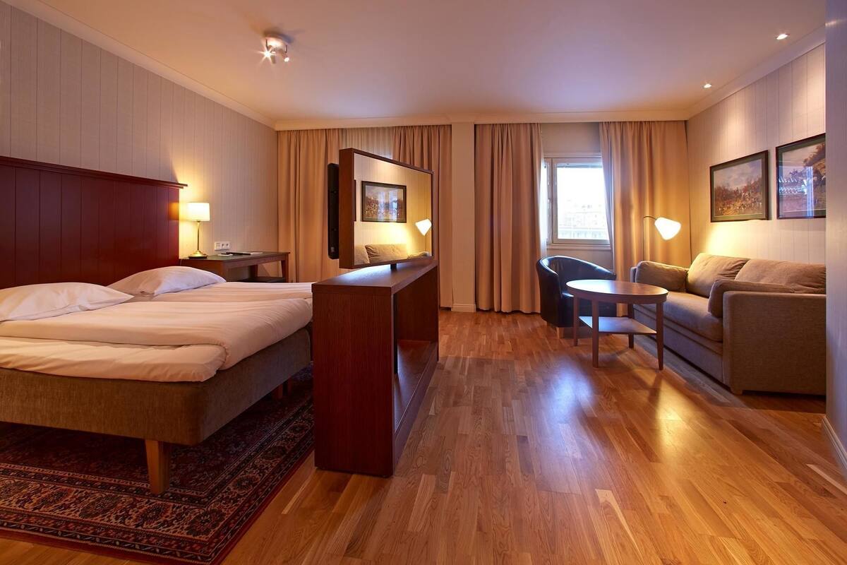 in-room safe, desk, laptop workspace, blackout curtains