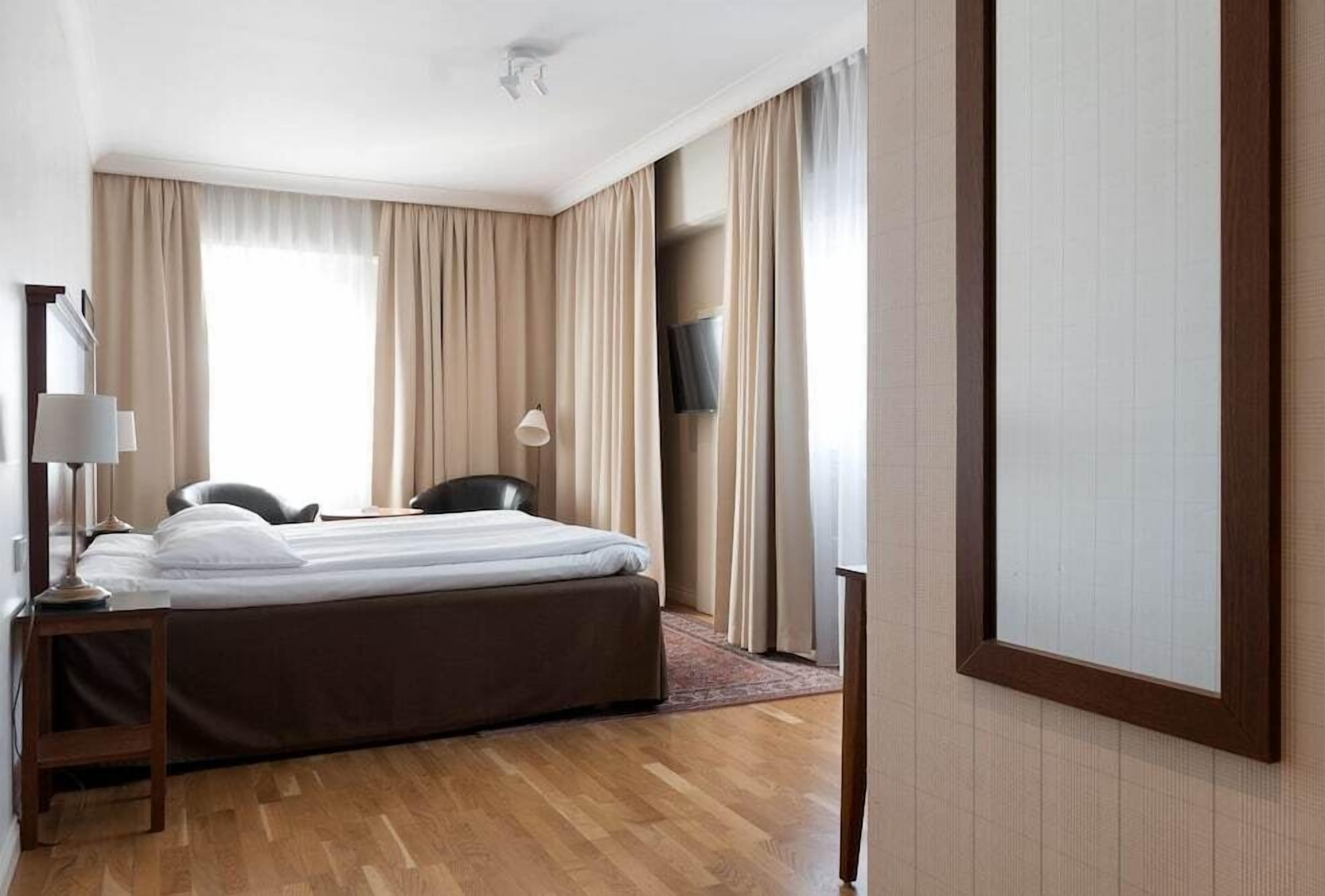 in-room safe, desk, laptop workspace, blackout curtains