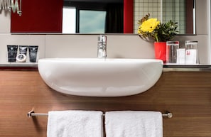 Deluxe Double Room | Bathroom