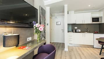 Suite | Down comforters, in-room safe, desk, free cribs/infant beds