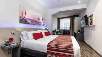 Superior kamer | Donzen dekbedden, een kluis op de kamer, een bureau, gratis babybedden