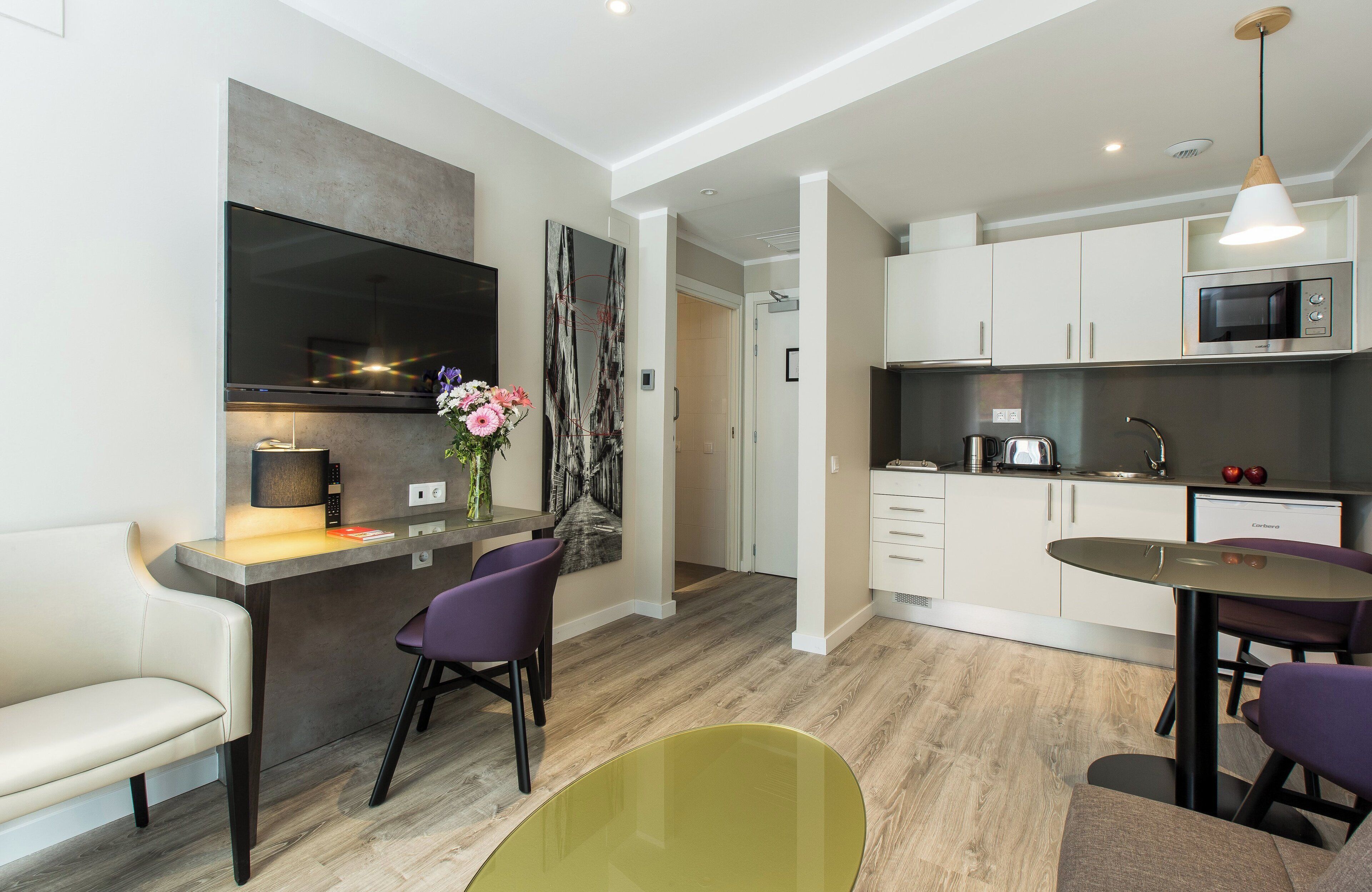 Suite | Down duvets, in-room safe, desk, free cots/infant beds