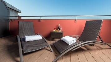 Deluxe tweepersoonskamer | Donzen dekbedden, een kluis op de kamer, een bureau, gratis babybedden