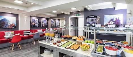 Tägliches Frühstücksbuffet (12 EUR pro Person)