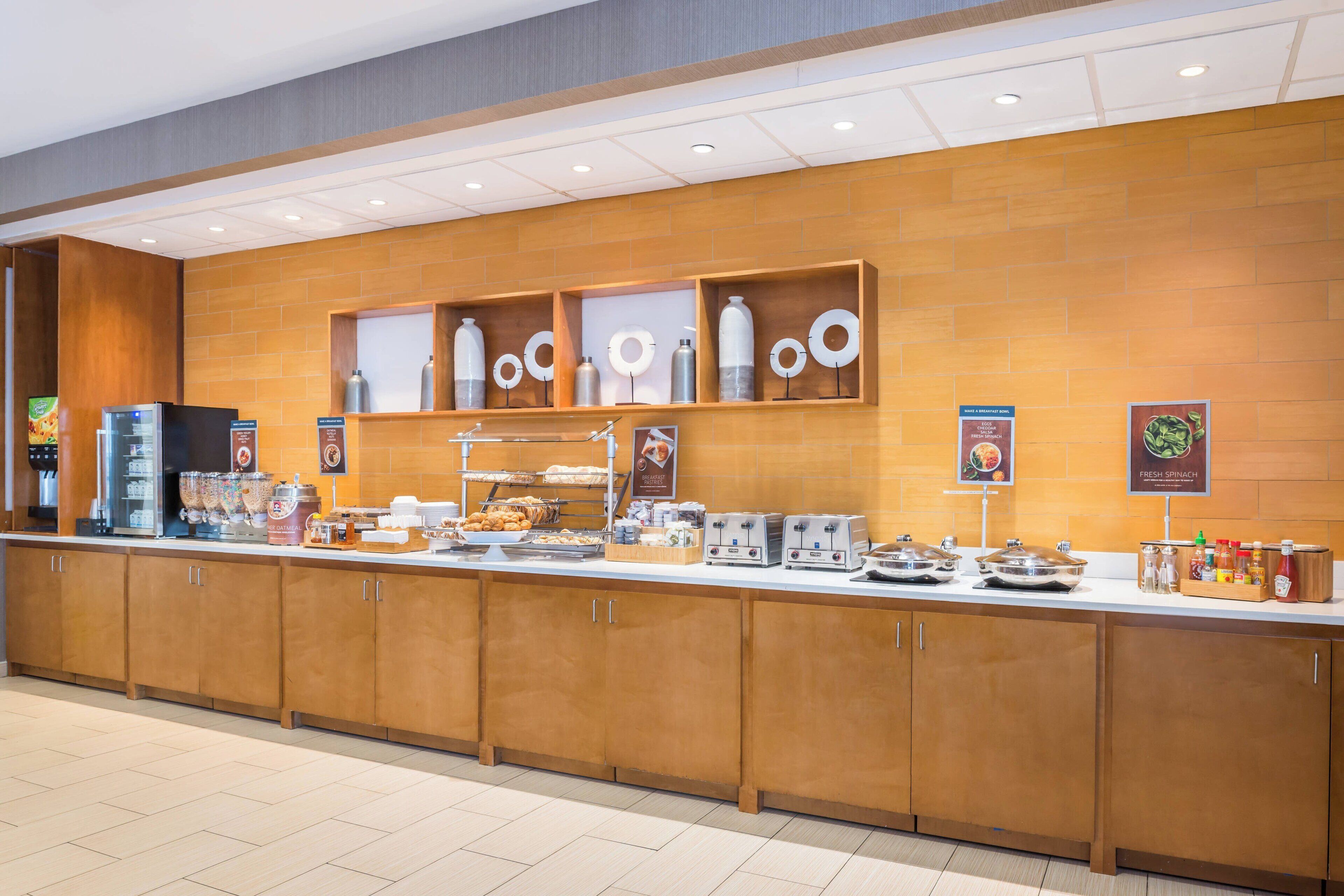Una mesa de buffet con diversos alimentos y acompañamientos.