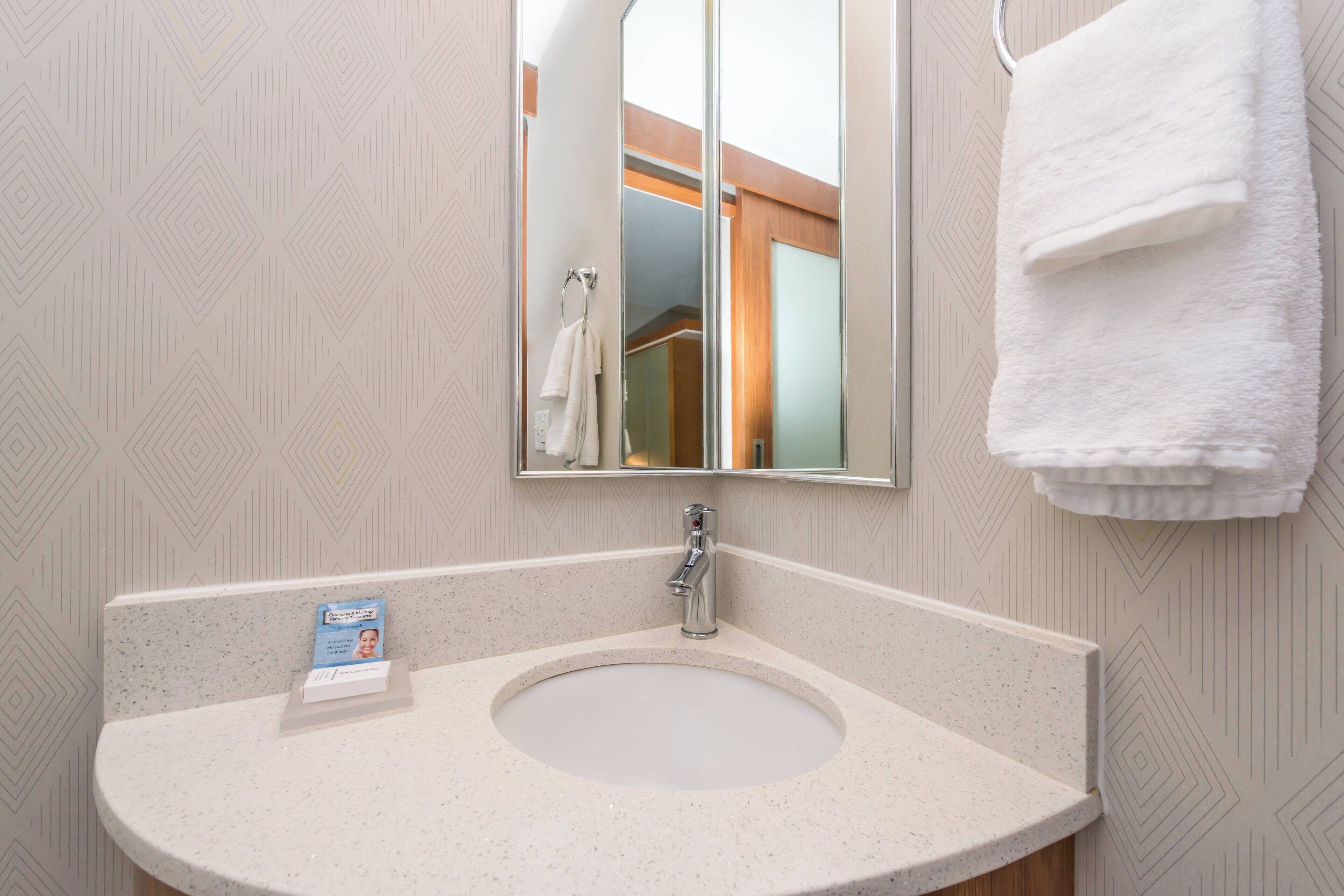 combined shower/bathtub, hair dryer, towels