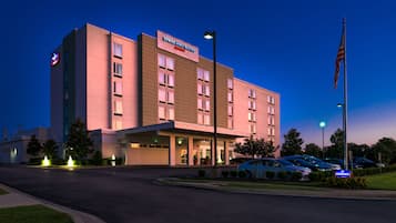Ein Hotel mit einem Schild, auf dem "SpringHill Suites" steht.