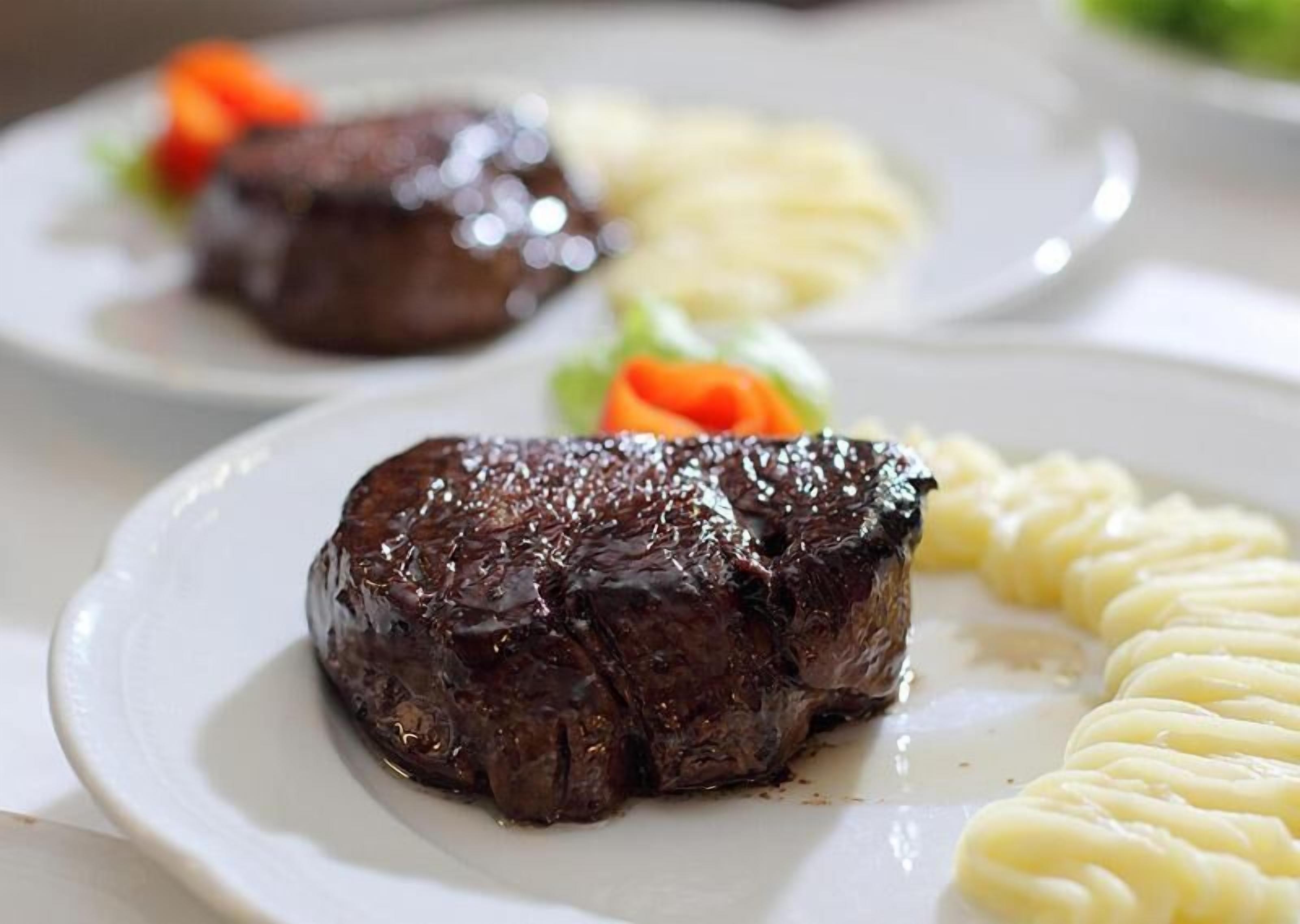 Een bord met steak en puree.