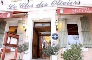 Property entrance - Hotel Le Clos Des Oliviers (Bourg-Saint-Andeol)