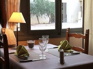 Breakfast, lunch and dinner served - Hotel Le Clos Des Oliviers (Bourg-Saint-Andeol)