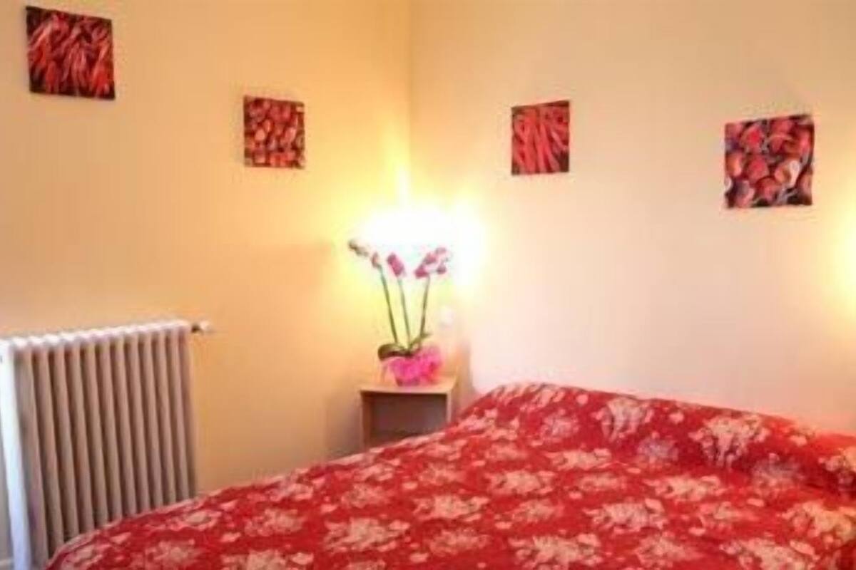 Desk, soundproofing, free cots/infant beds, rollaway beds