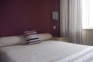 Desk, soundproofing, free cots/infant beds, rollaway beds - Hotel Le Clos Des Oliviers (Bourg-Saint-Andeol)