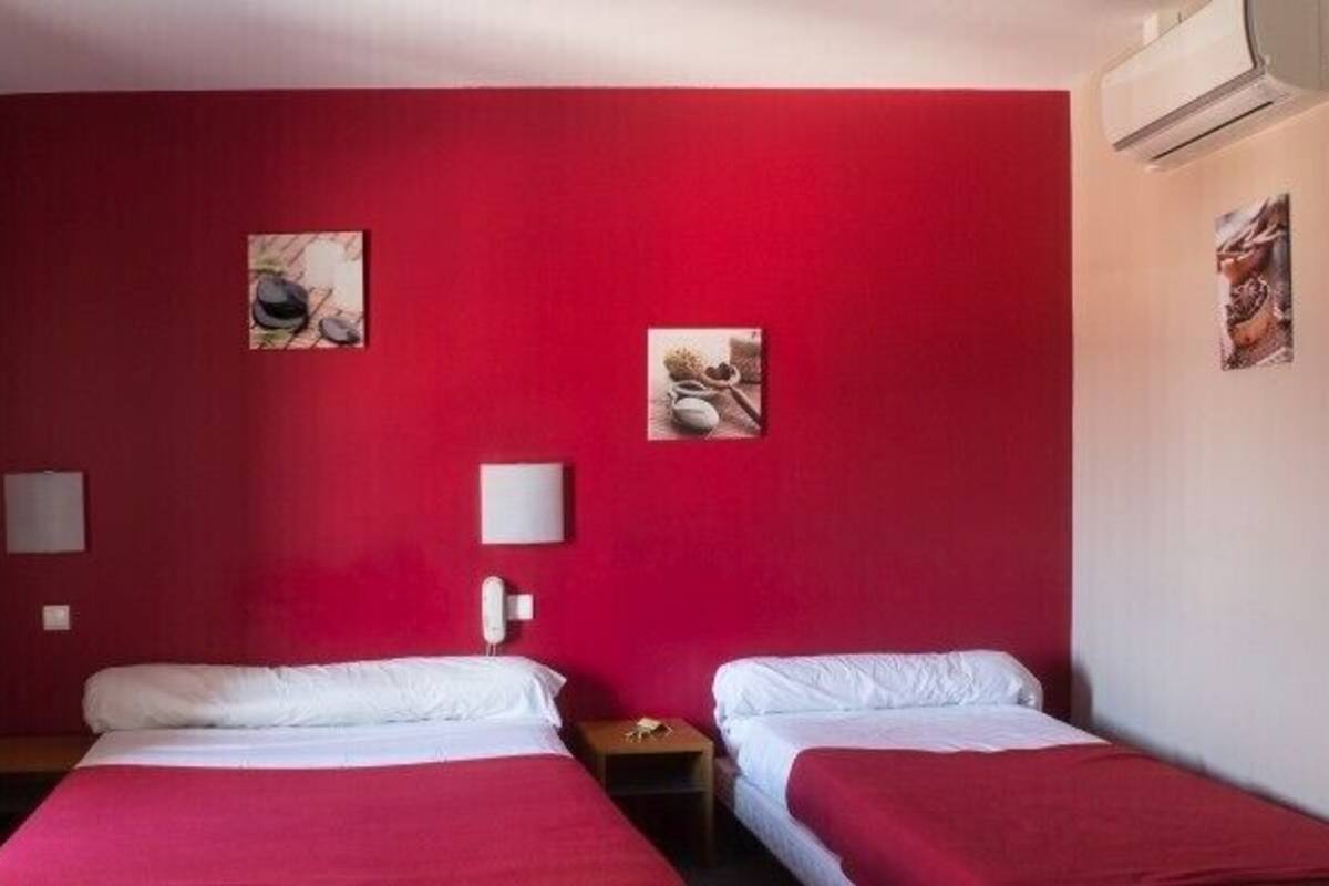 Twin Room | Desk, soundproofing, free cots/infant beds, rollaway beds