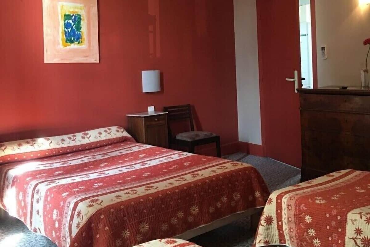 Værelse til 3 personer | Skrivebord, lydisolering, gratis baby-/barnesenge