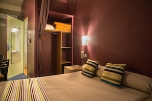 Bureau, chambres insonorisées, lits bébé (gratuits)