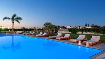 Seasonal outdoor pool, pool umbrellas, sun loungers