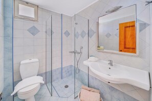 Shower, hydromassage showerhead, free toiletries, hair dryer - Socrates Hotel Malia Beach (Hersonissos)