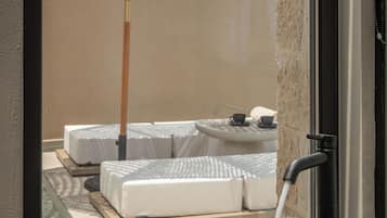 Suite de lujo, piscina privada | Baño | Ducha y cabezal de ducha con hidromasaje