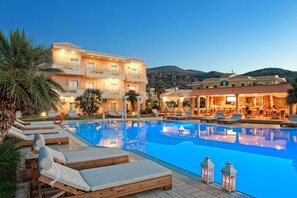 Seasonal outdoor pool, pool umbrellas, pool loungers - Socrates Hotel Malia Beach (Hersonissos)