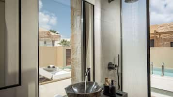 Suite de lujo, alberca privada | Baño | Regadera, regadera con hidromasaje, amenidades de baño gratuitas