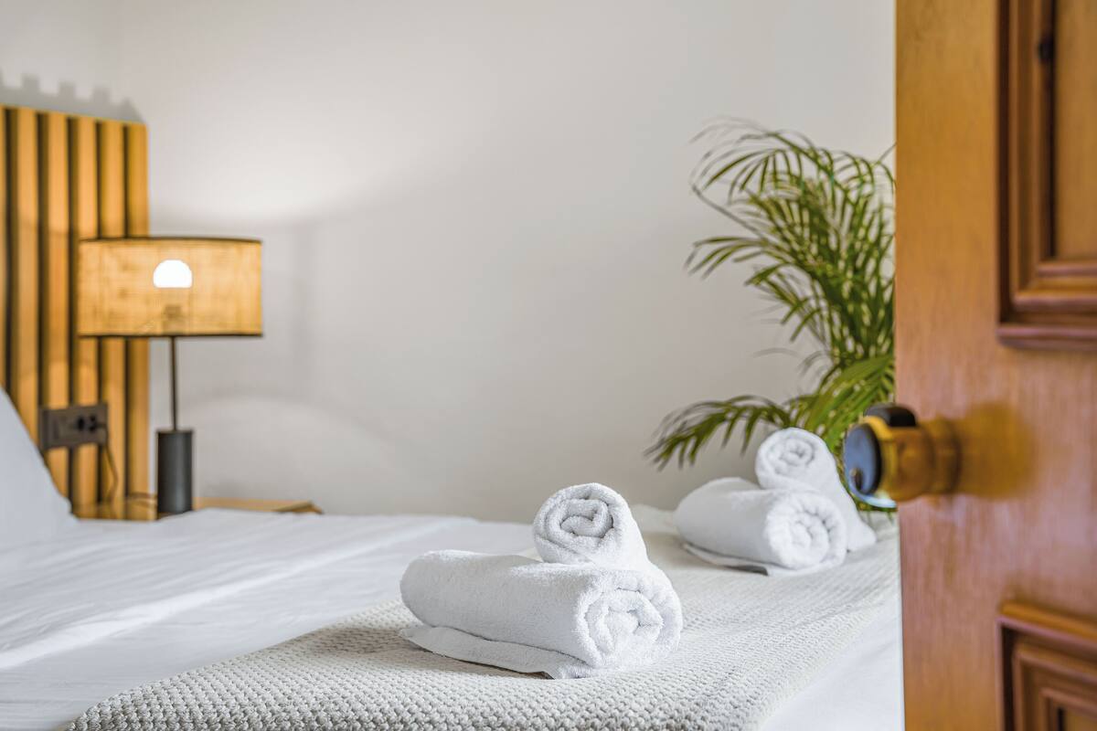 Premium bedding, in-room safe, laptop workspace, blackout drapes