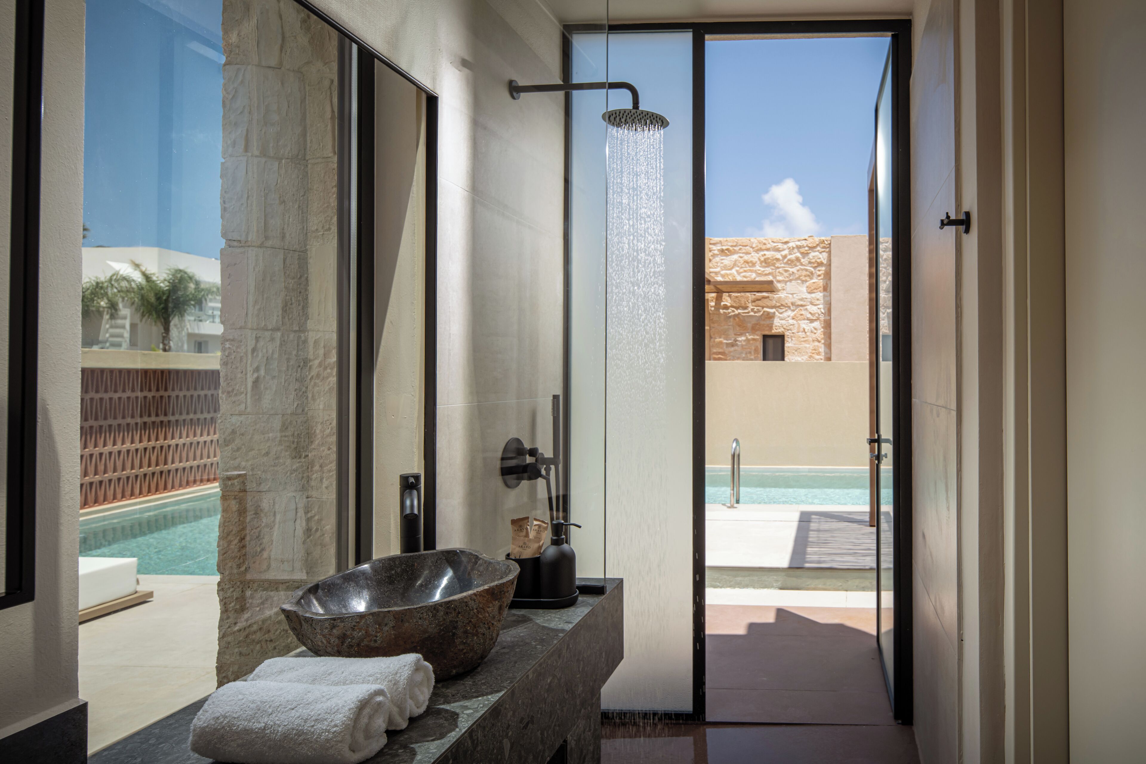 Suite Luxe, piscine privée | Salle de bain | Douche, douche hydromassante, articles de toilette gratuits