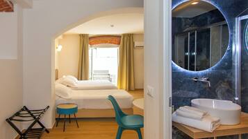 Quarto júnior, várias camas, banheiro privativo | 1 quarto, frigobar, cofres nos quartos, individualmente decorados