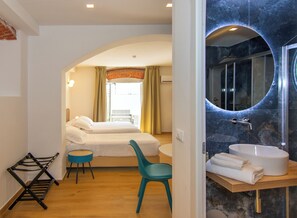 Habitación junior, varias camas, baño privado | 1 habitación, minibar y caja de seguridad en la habitación 