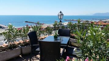 Suíte panorâmica, 2 camas de casal, vista para o mar | Terraço/pátio